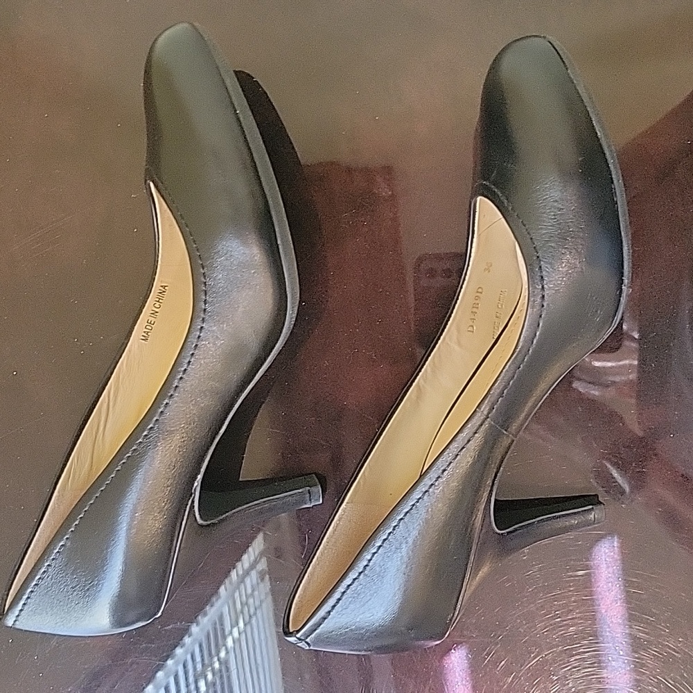 Shoes - Picture 4 of 9